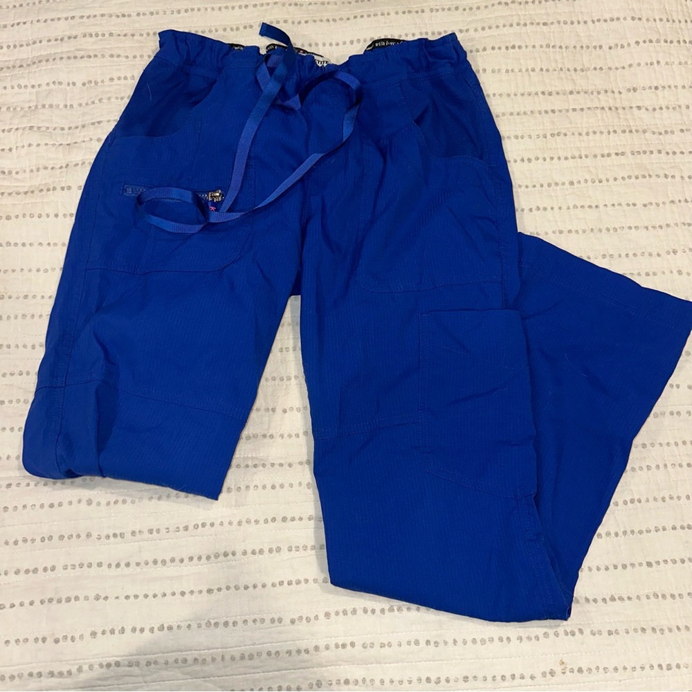 Koi Scrubs 👩‍⚕️